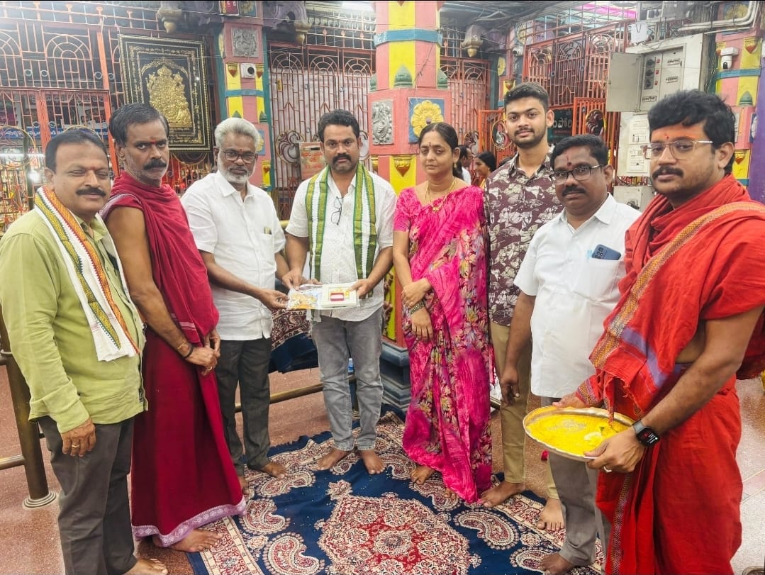 The Desk … Bhimavaram : స్వర్ణనిధికి అరకాసు + రెండు చిన్నాలు బంగారం విరాళం