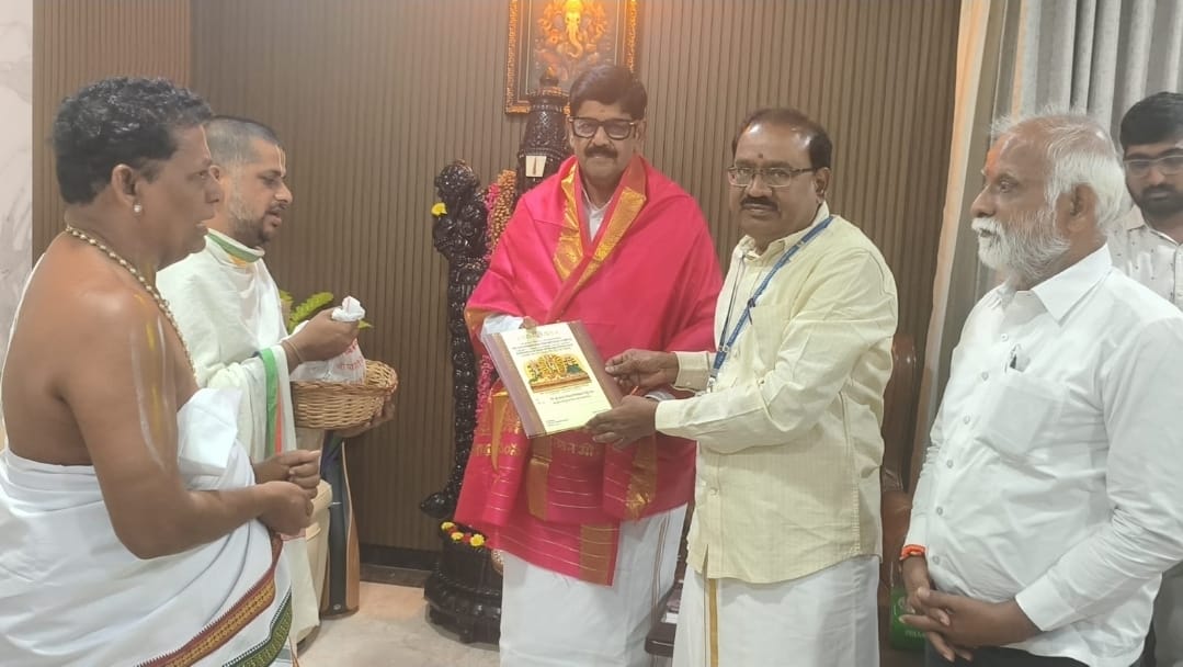 The desk… Tadepalli : మంత్రి ఆనంకు ఒంటిమిట్ట బ్రహ్మోత్సవాల ఆహ్వానం