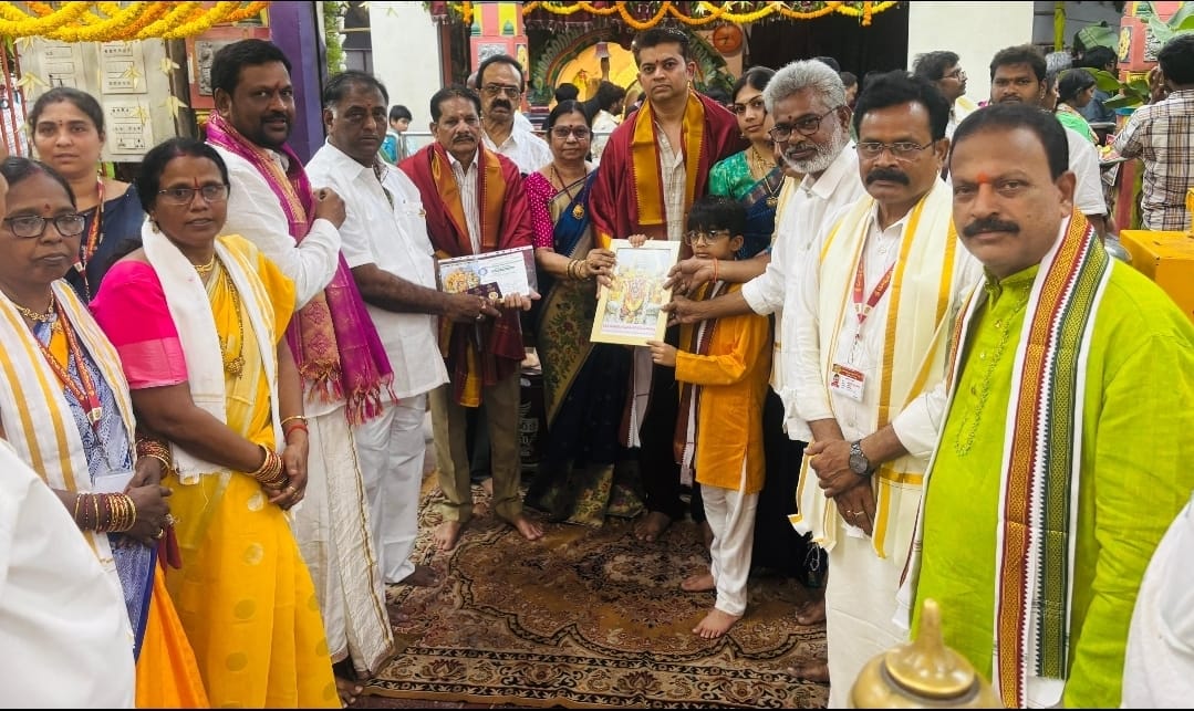 The Desk … Bhimavaram : స్వర్ణనిధికి – తాడి రమేష్ కుమార్ దంపతులు రెండు కాసుల బంగారం విరాళం