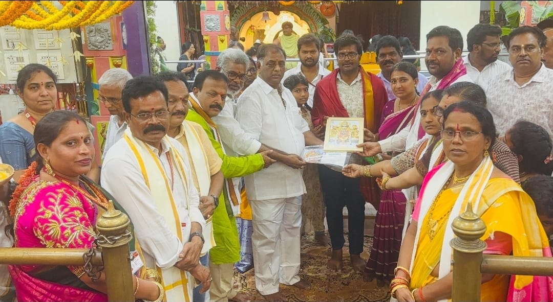 The Desk … Bhimavaram : స్వర్ణ నిధికి కాసున్నర బంగారం విరాళం