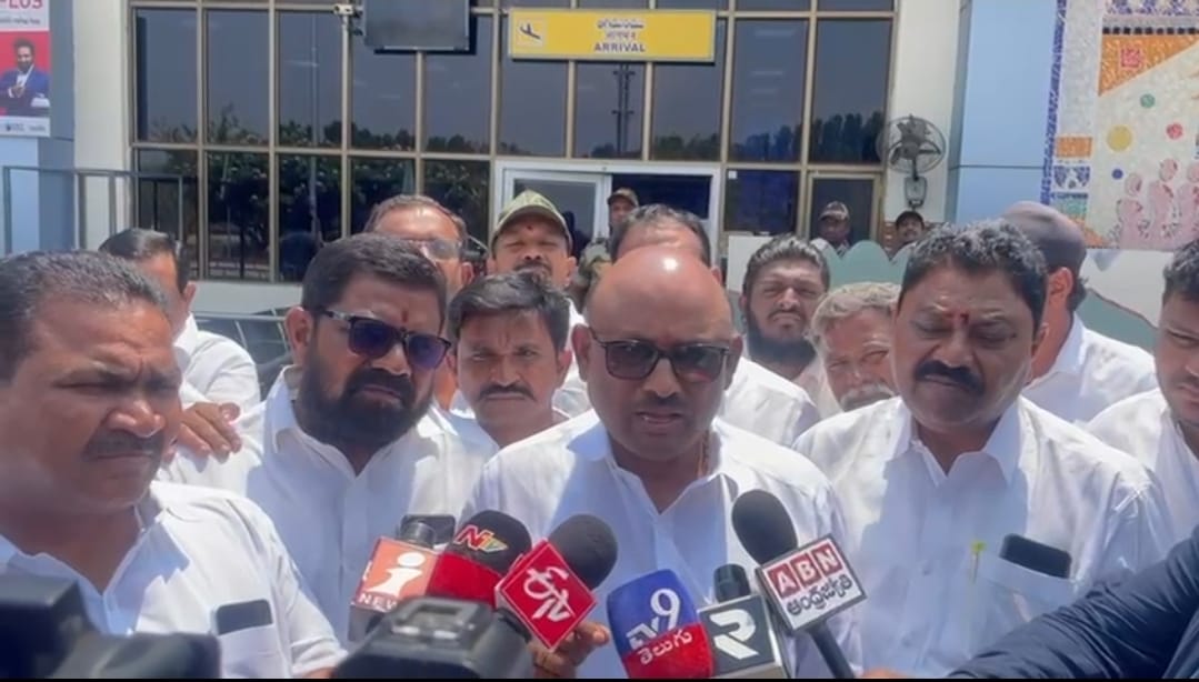 The Desk …Mydakur : ‎నా కుమారుడు 100 శాతం తప్పు చేయలేదు➖పుట్టా సుధాకర్ యాదవ్ (ఏలూరు ఎంపీ తండ్రి)