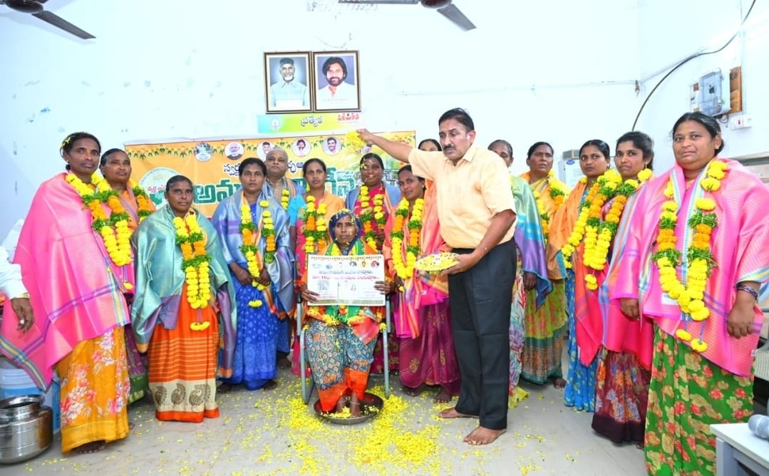 The Desk …Thulluru : పారిశుధ్య కార్మికులకు పాదపూజ