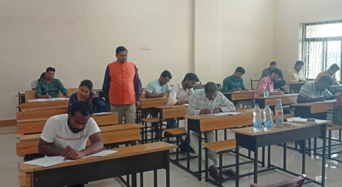 The Desk… Machilipatnam : లా పరీక్షా కేంద్రాన్ని పరిశీలించిన ఉపకులపతి కె.రాంజీ