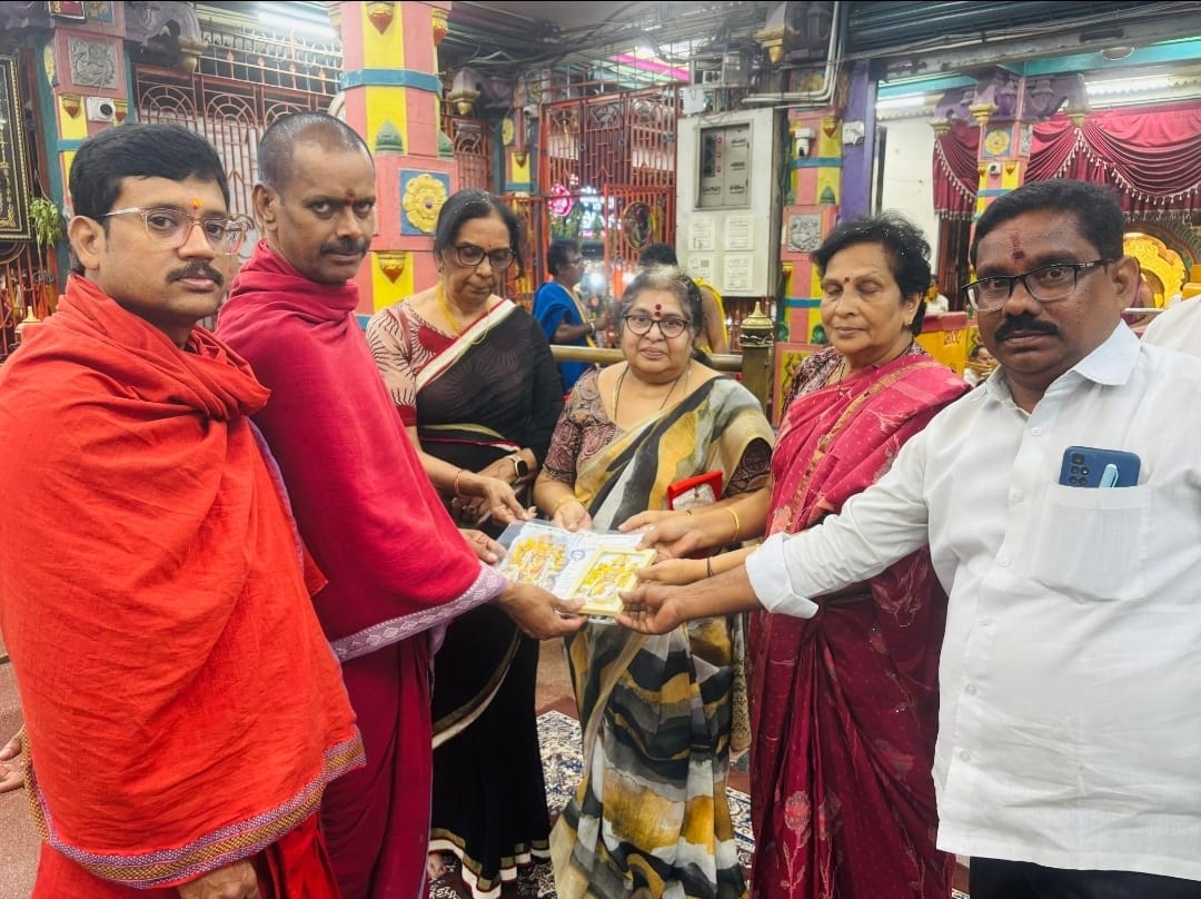 The Desk … Bhimavaram : స్వర్ణనిధికి అరకాసు బంగారం విరాళమిచ్చిన గన్నాబత్తుల కుటుంబం