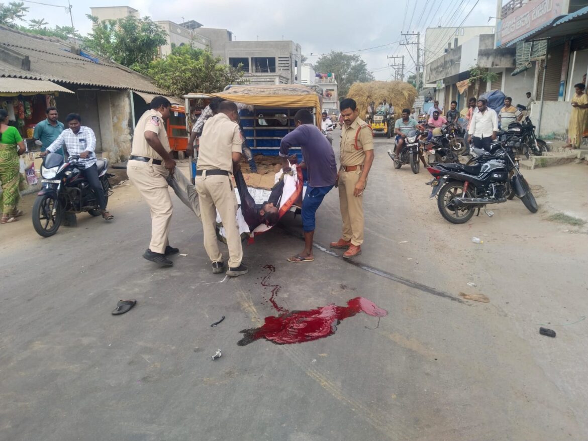 The Desk…Kaikaluru : హెల్మెట్ ధరించని కారణంగా ప్రాణం కోల్పోయిన యువకుడు – ఆటపాక వద్ద ప్రమాదం