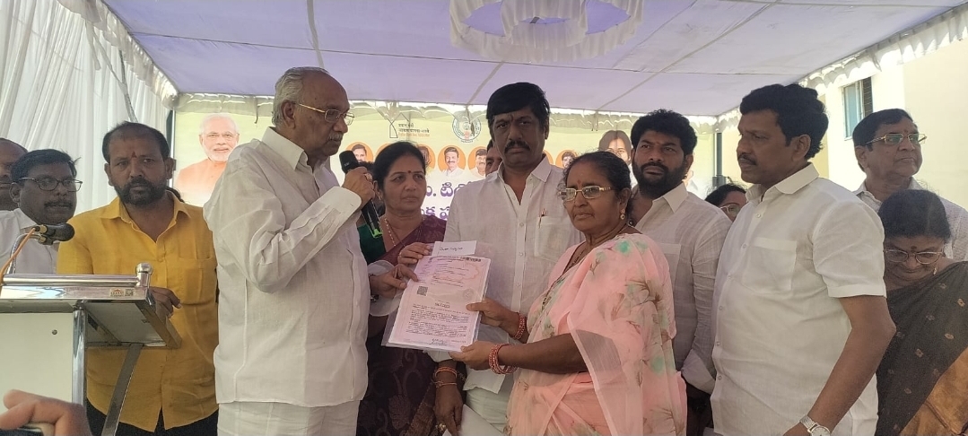 The Desk… Bhimavaram : కూటమి ప్రభుత్వం పేదల గృహ స్వప్నం నెరవేర్చుతోంది – తోట సీతారామలక్ష్మి