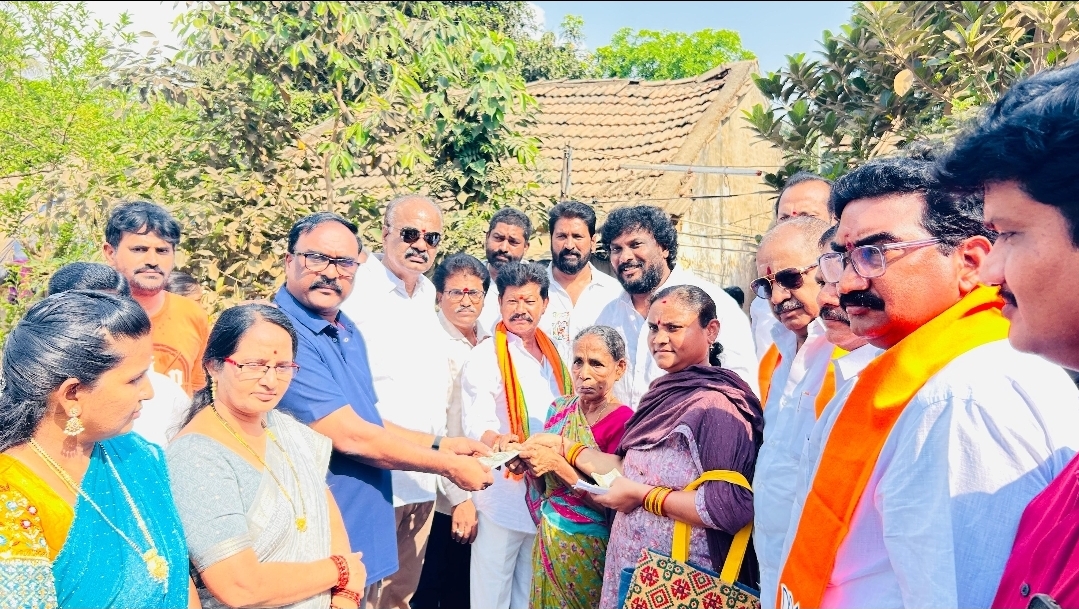 The Desk… Tadepalligudem : పెన్షన్ పంపిణీ కార్యక్రమంలో కమిషనర్ యేసుబాబు