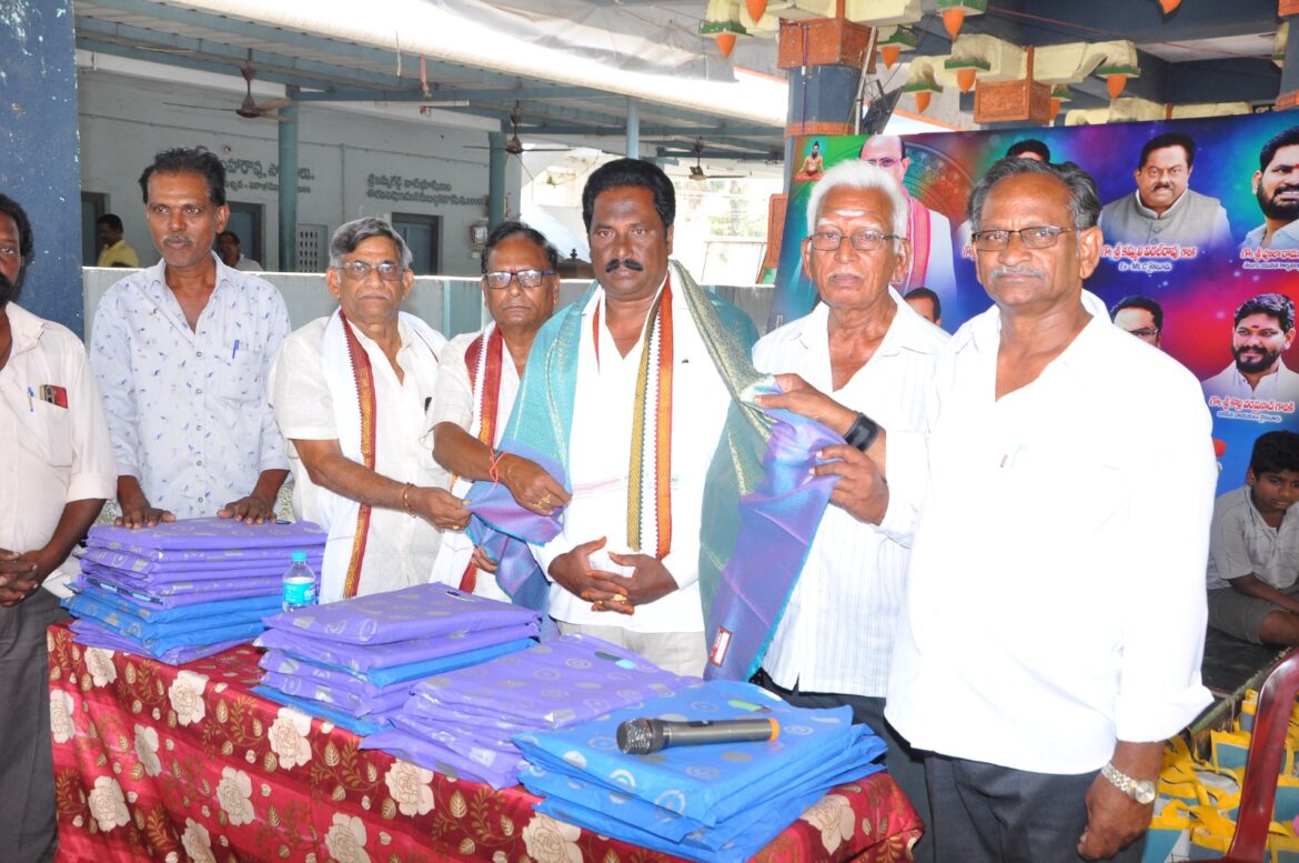 The Desk… Kaikaluru : విశ్వబ్రాహ్మణ సంఘ సర్వసభ్య సమావేశం – సేవా కార్యక్రమాలకు ఆర్థిక సహాయం ప్రకటింపు