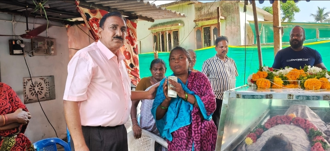 The Desk … Mudinepalli : దహన సంస్కారాల నిమిత్తం రూ. 5000/- నగదు అందించిన డాక్టర్ మనోజ్