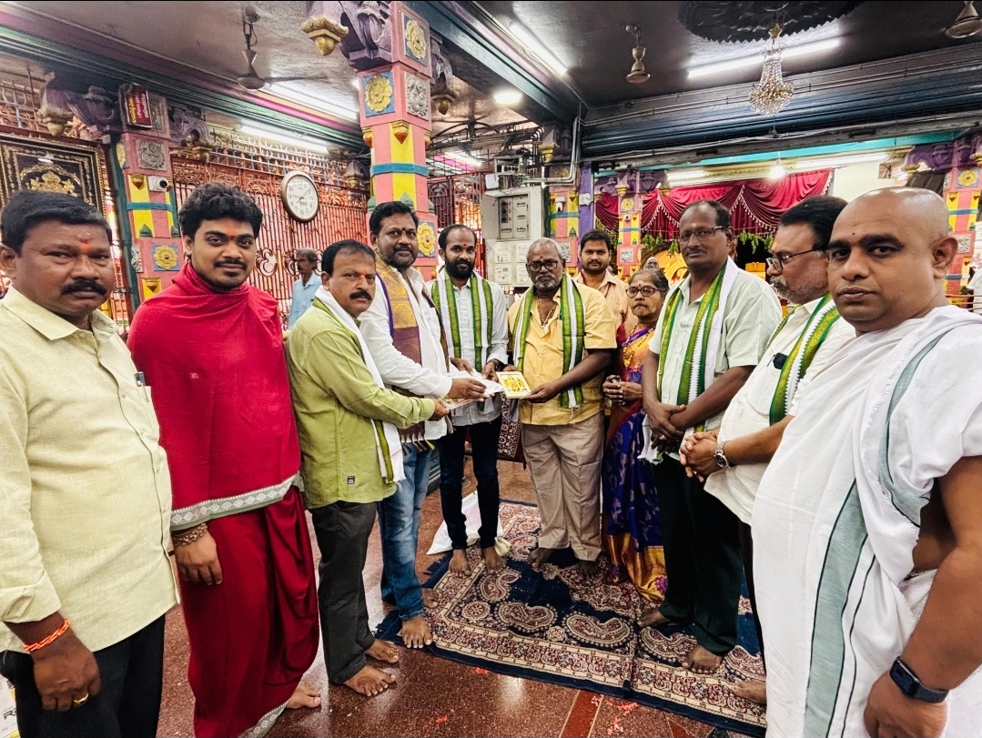 The Desk … Bhimavaram : స్వర్ణ నిధికి పచ్చిపులుసు శెట్టి దంపతులు 1/2 కాసు + చిన్నo 1/4 బంగారం విరాళం