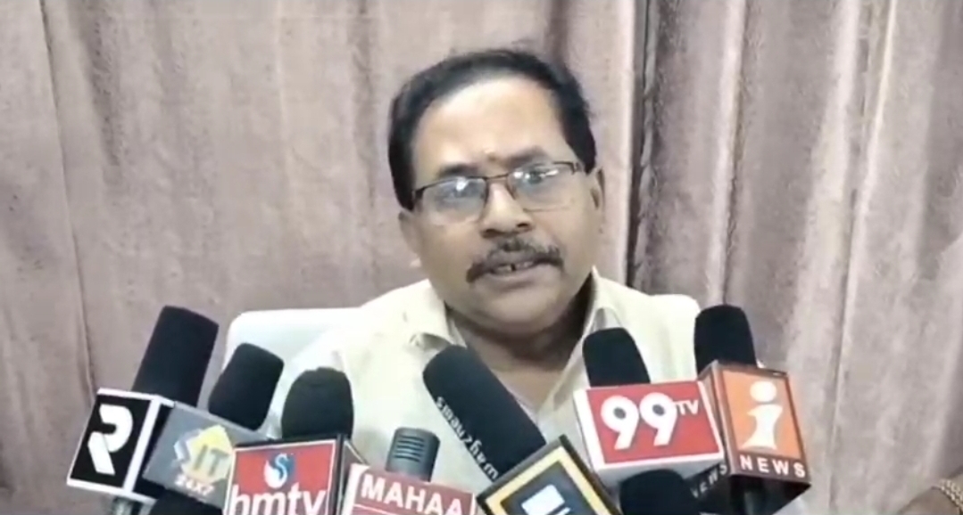 The Desk…Nuzividu : సబ్ రిజిస్ట్రార్ కార్యాలయాన్ని తనిఖీ చేసిన జిల్లా రిజిస్ట్రార్ కొమ్మిన