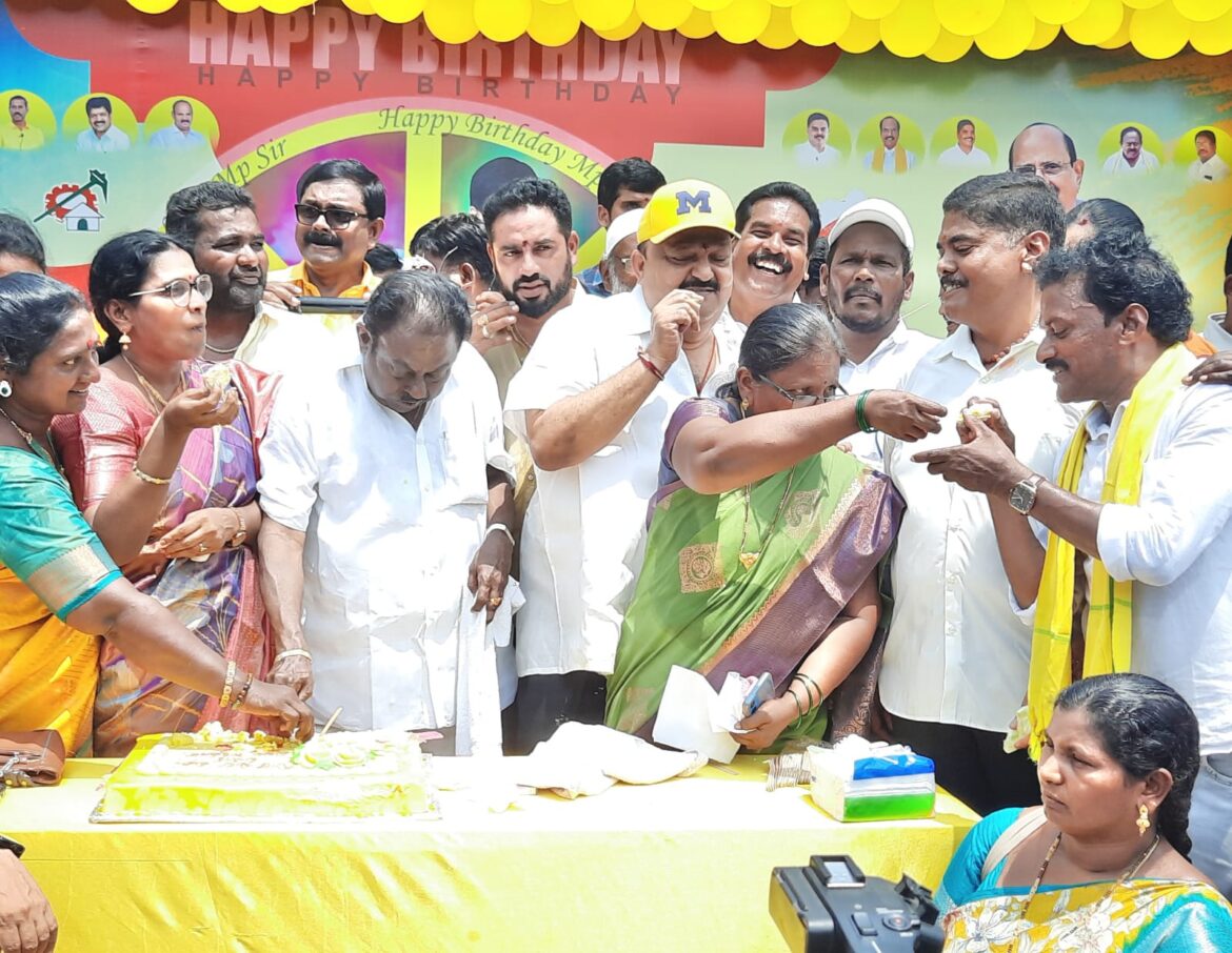 The Desk …Kaikaluru : ఎంపీ పుట్టా మహేష్ కుమార్ యాదవ్ జన్మదినం ఘనంగా