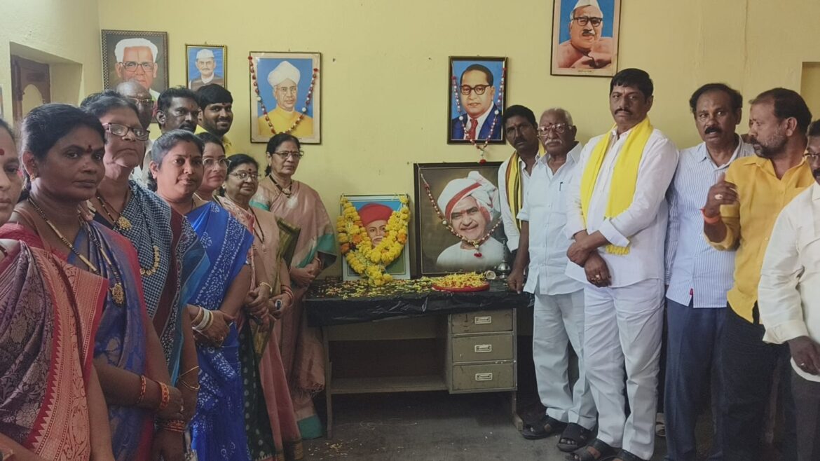 The Desk … Bhimavaram : పార్టీ కార్యాలయంలో ఘనంగా పూలే జయంతి వేడుకలు