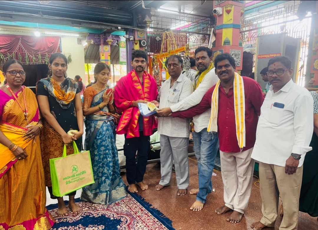 The Desk … Bhimavaram : అన్నదాన ప్రసాద వితరణకి 40K విరాళ మిచ్చిన మణికంఠ