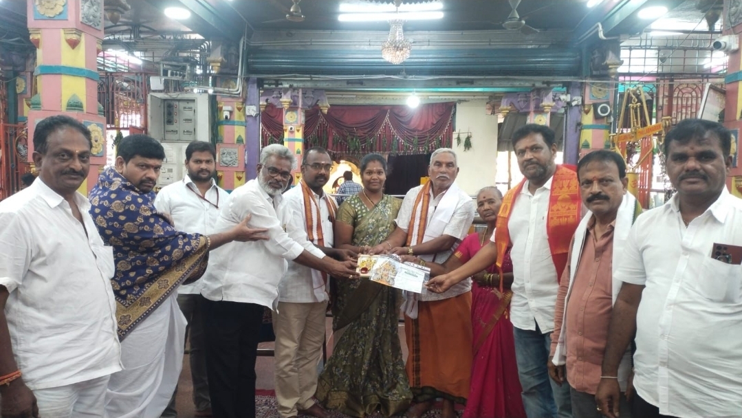 The Desk … Bhimavaram : స్వర్ణ నదికి 5 గ్రాములు బంగారం, నిత్యాన్నదానానికి 8,500/-లు వితరణ