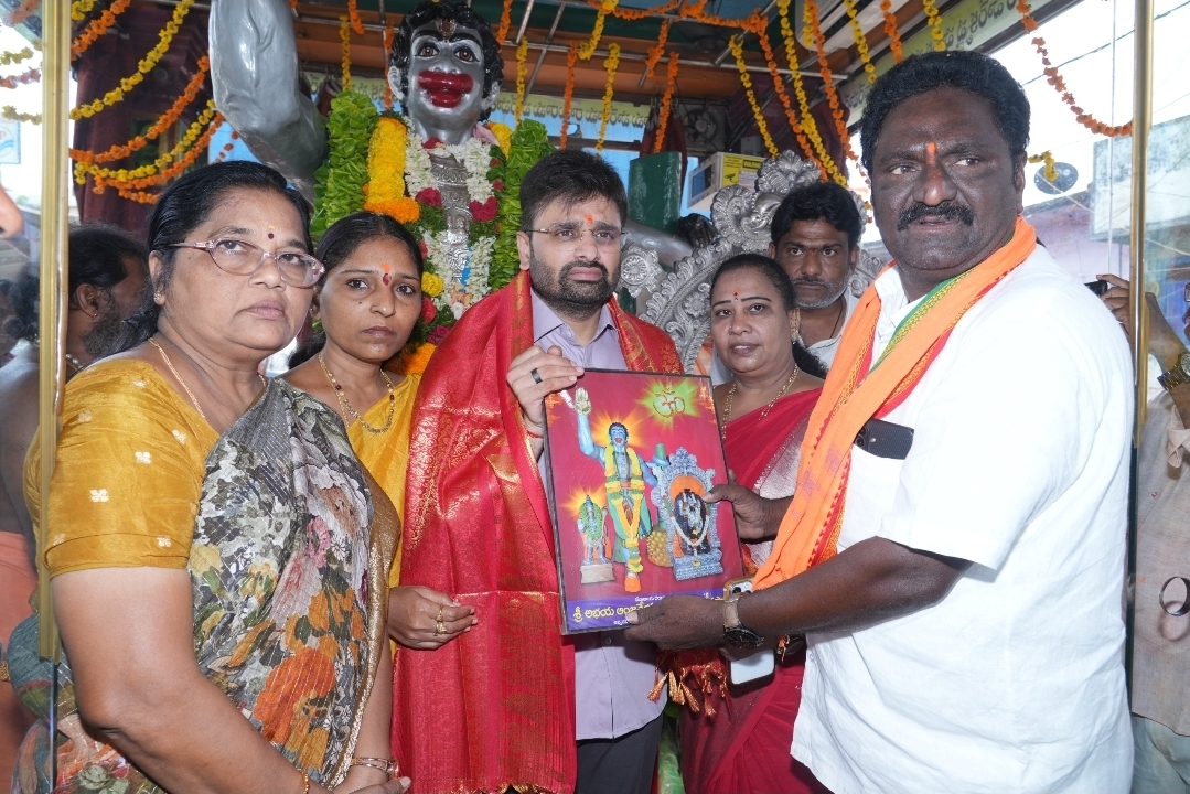 The Desk … Eluru : అభయాంజనేయునికి ప్రత్యేక పూజలు చేసిన ఎంపీ పుట్టా మహేష్