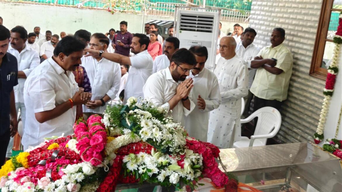 The Desk … Eluru : నాదెండ్ల భాస్కరరావుకు ఎంపీ పుట్టా మహేష్ నివాళి