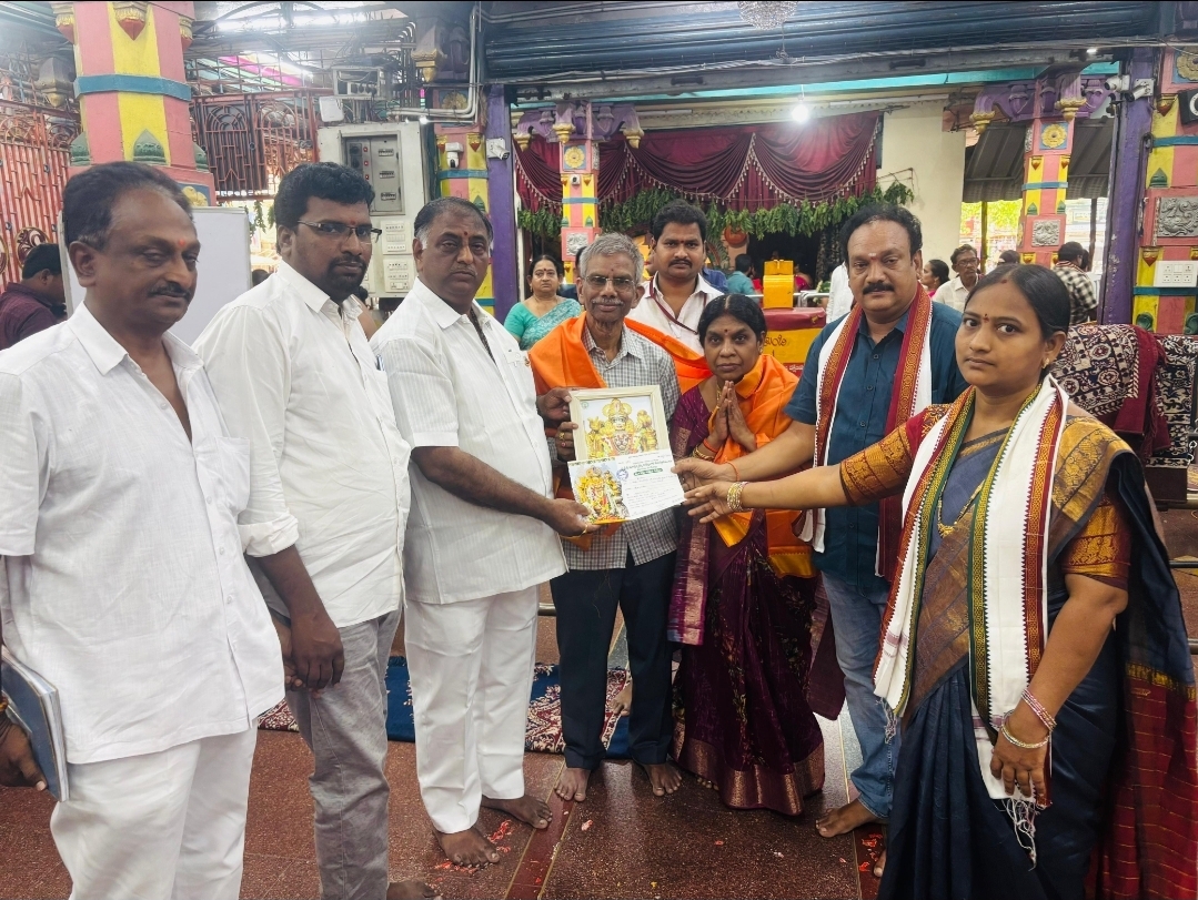 The Desk … Bhimavaram : స్వర్ణనిధికి – తెలంగాణకు చెందిన దంపతులు 1కాసు1/4 బంగారం విరాళం