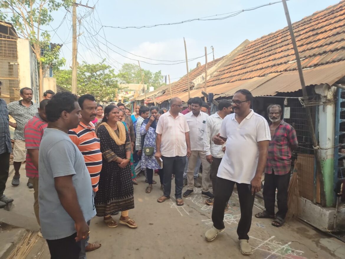 The Desk … Tadepalligudem : కమిషనర్ యేసుబాబును కలిసిన చేపల వ్యాపారాలు..పలు సమస్యలు పరిష్కరించాలని వినతి