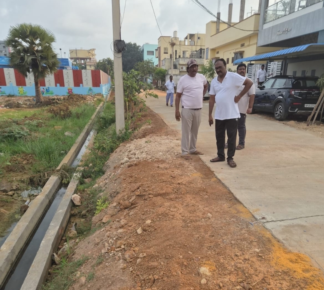 The Desk … Tadepalligudem : 32వ వార్డులో అభివృద్ధి పనులను తనిఖీ చేసిన మున్సిపల్ కమిషనర్