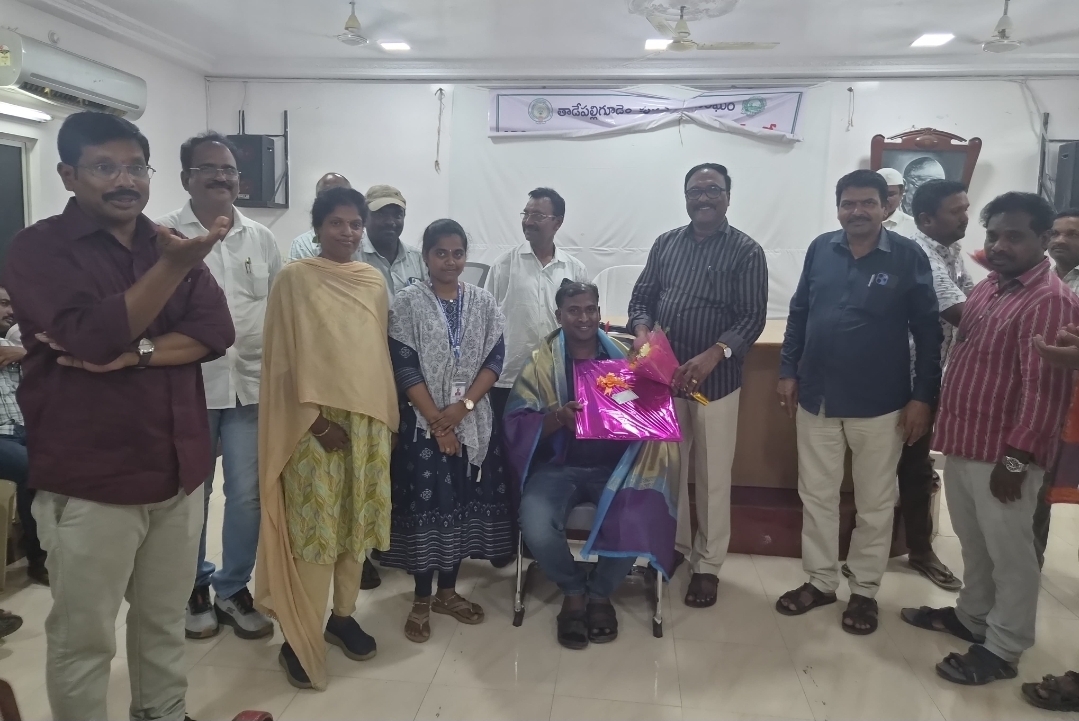 The Desk … Tadepalligudem : పన్ను వసూళ్లలో ప్రతిభ కనబరిచిన పురపాలక సంఘం సిబ్బంది