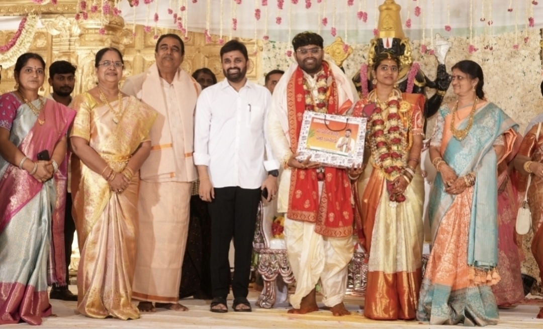 The Desk … Eluru : నూతన దంపతులను ఆశీర్వదించిన ఎంపీ పుట్టా మహేష్