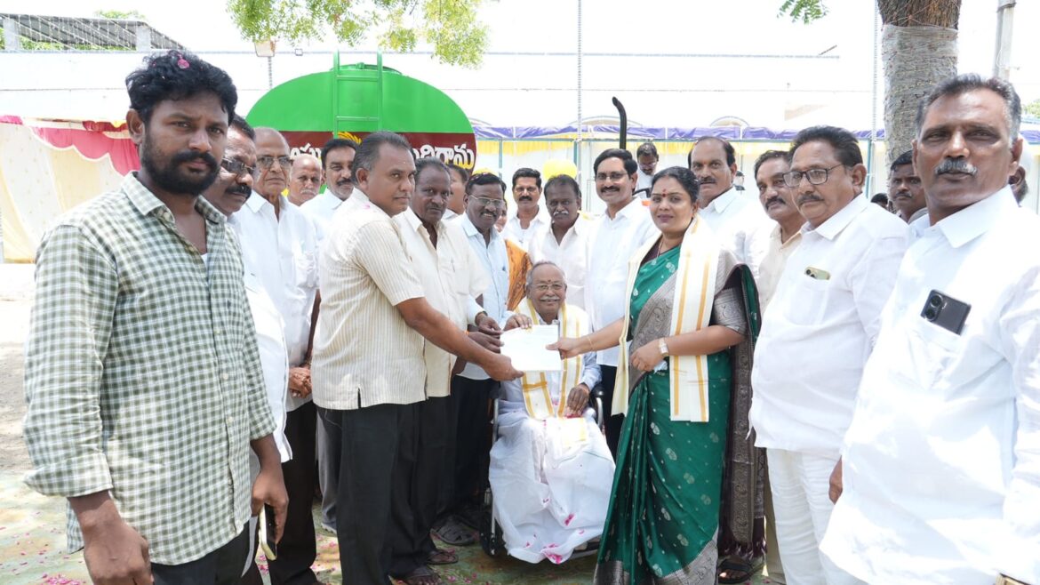 The Desk … Nandigama : నందిగామ మున్సిపాలిటీకి ఉచితంగా ట్రాక్టర్, మంచినీటి ట్యాంకర్ అందజేత