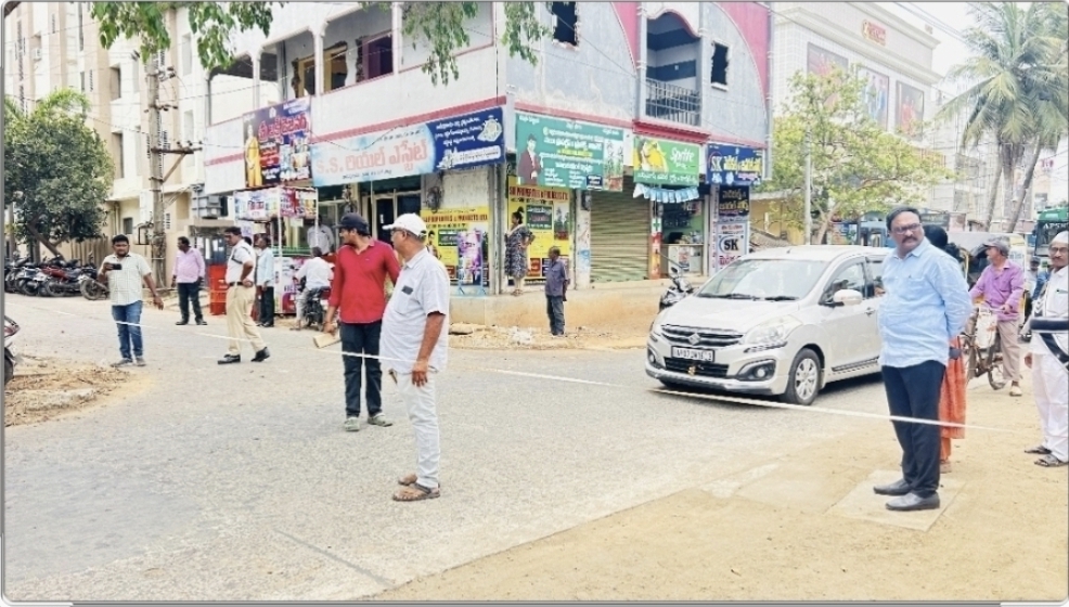 The Desk … Tadepalligudem : రోడ్డు విస్తరణ పనులను పరిశీలించిన కమిషనర్ యేసుబాబు