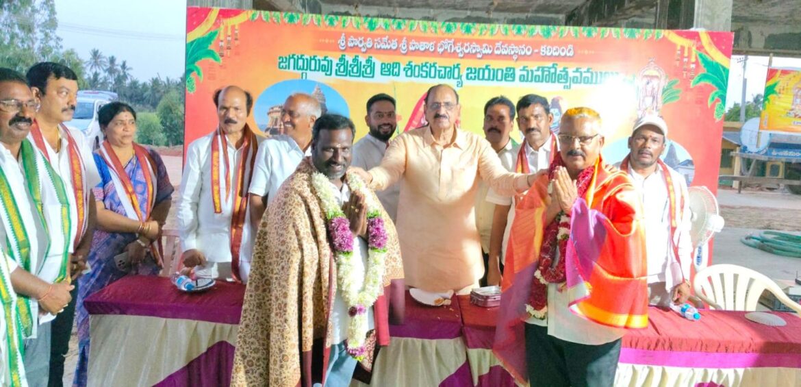 The Desk … Kalidindi : ఆలయ అభివృద్ధికి విరాళాలు అందించిన దాతలకు ఎమ్మెల్యే డా. కామినేని సత్కారం
