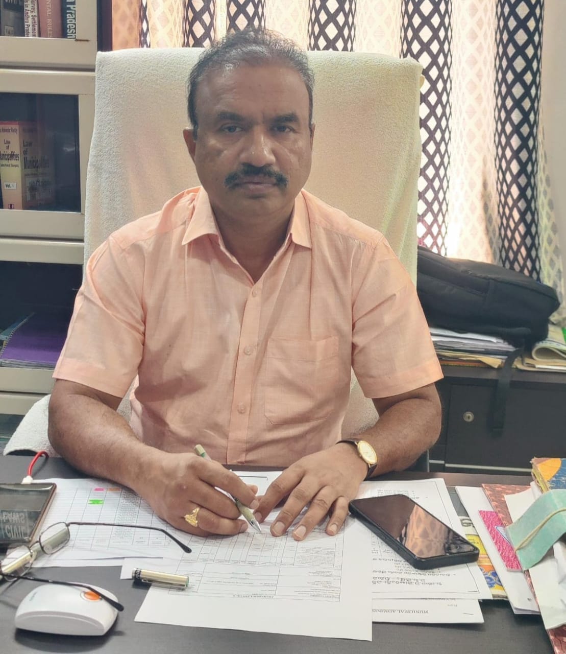 The Desk … Bhimavaram : బహిరంగ ప్రదేశాల్లో జంతు వధ నిషేధం➖కె. రామచంద్ర రెడ్డి(కమిషనర్)