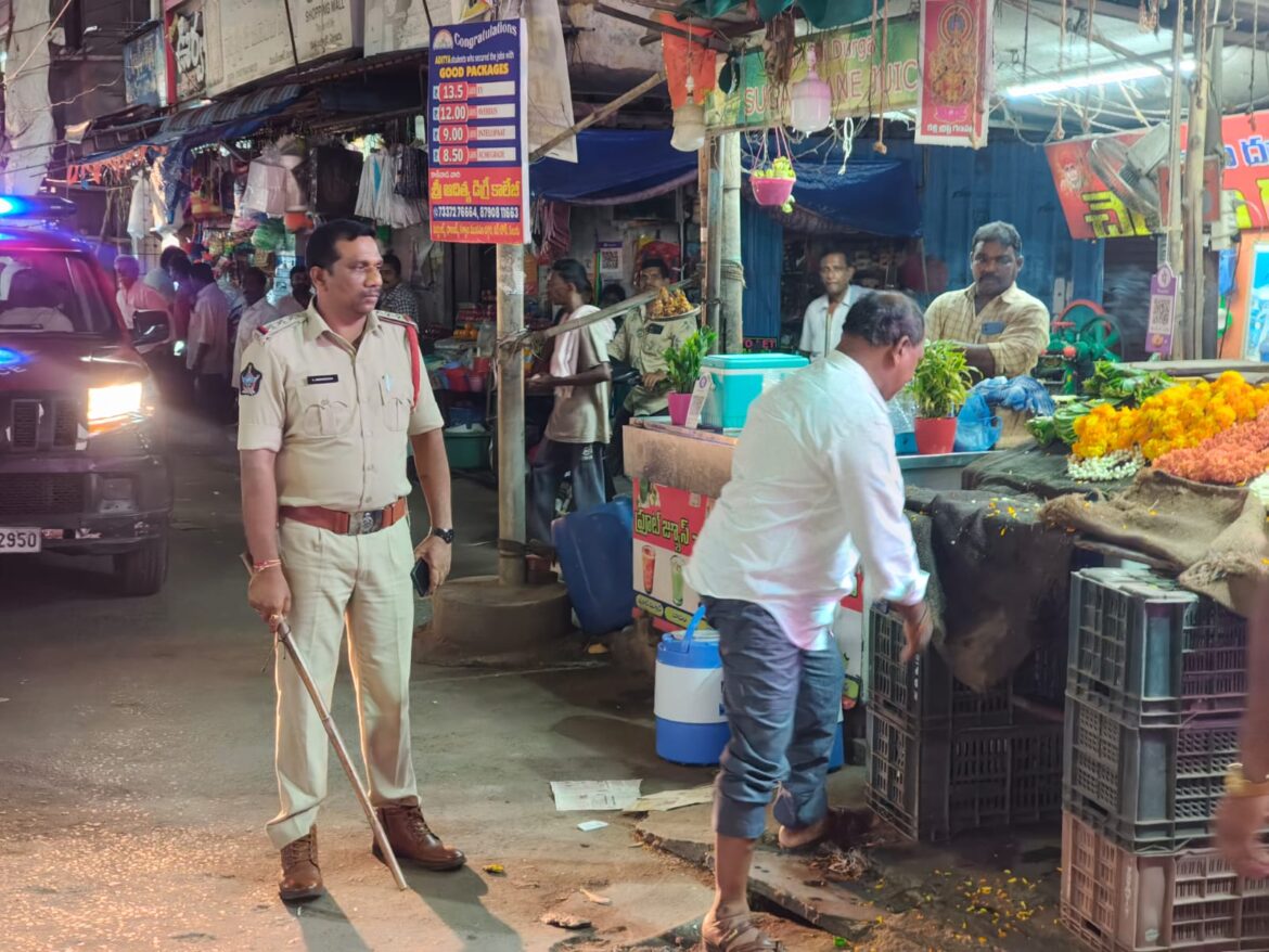 The Desk … Eluru : మెయిన్ బజార్‌లో వన్‌టౌన్ పోలీసుల ఫుట్ పెట్రోలింగ్
