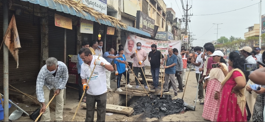 The Desk … Tadepalligudem : “ఆపరేషన్ క్లీన్ స్వీప్” 8వ రోజు…భీమవరం రోడ్డులో కమిషనర్ ఆధ్వర్యంలో పారిశుధ్య & డ్రైనేజీ క్లీనింగ్