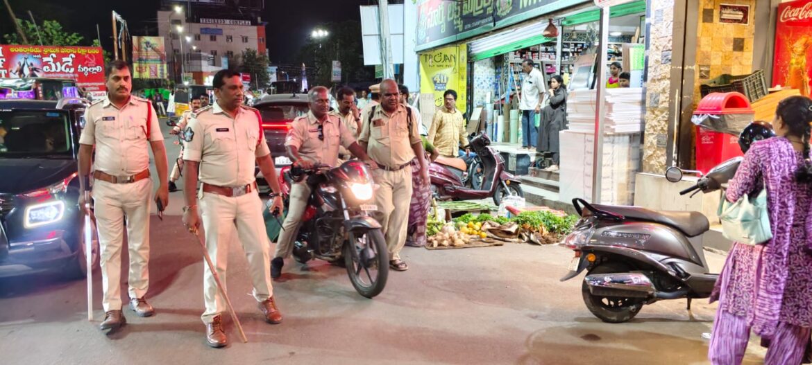 The Desk … Eluru : మెయిన్ బజార్‌లో వన్‌టౌన్ పోలీసుల కఠిన చర్యలు