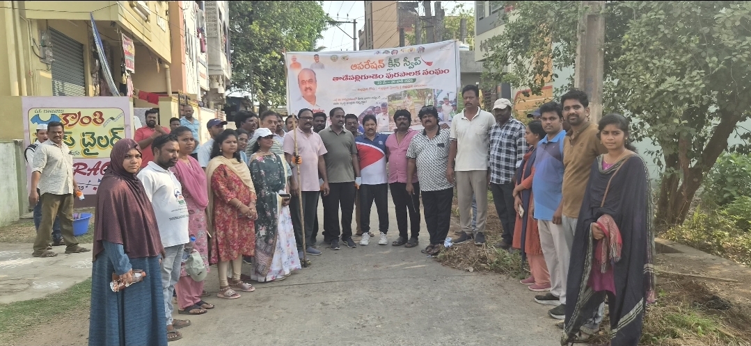 The Desk… Tadepalligudem : జట్లపాలెం రోడ్డులో మురుగు కాలువల శుభ్రత..కమిషనర్ ఆధ్వర్యంలో “ఆపరేషన్ క్లీన్ స్వీప్”