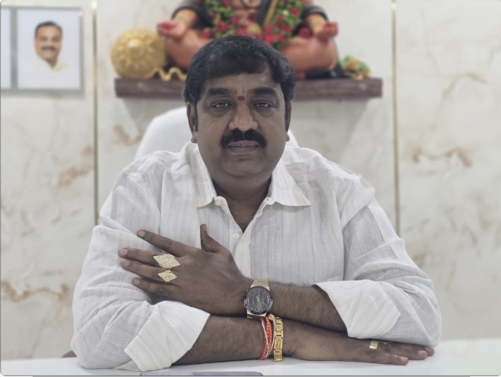 The Desk… Eluru : రైతులకు తక్కువ ధరల్లో ఎరువుల పంపిణీ➖చాగంటి మురళీకృష్ణ (DCMS చైర్మన్)