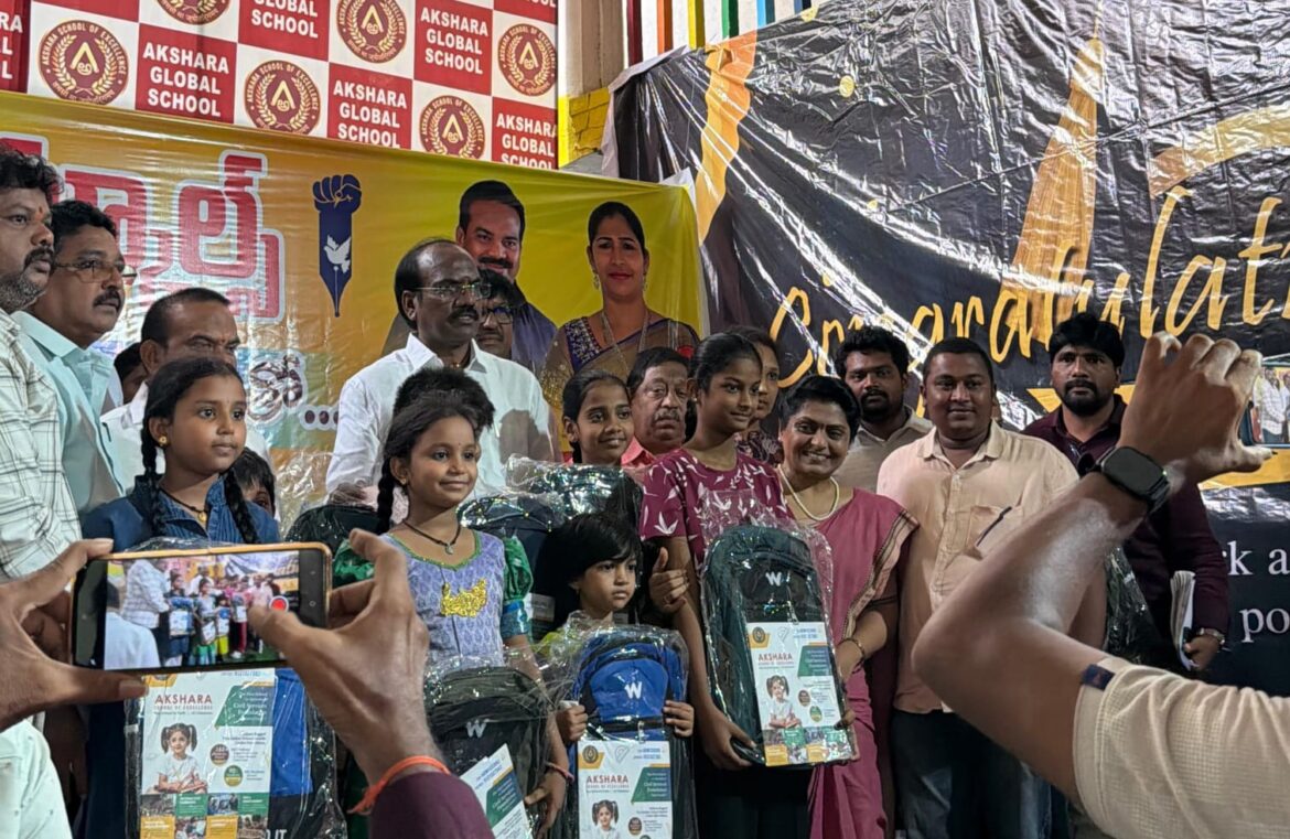 The Desk … Eluru : జర్నలిస్టుల పిల్లలకు స్కూల్ బ్యాగుల పంపిణీ