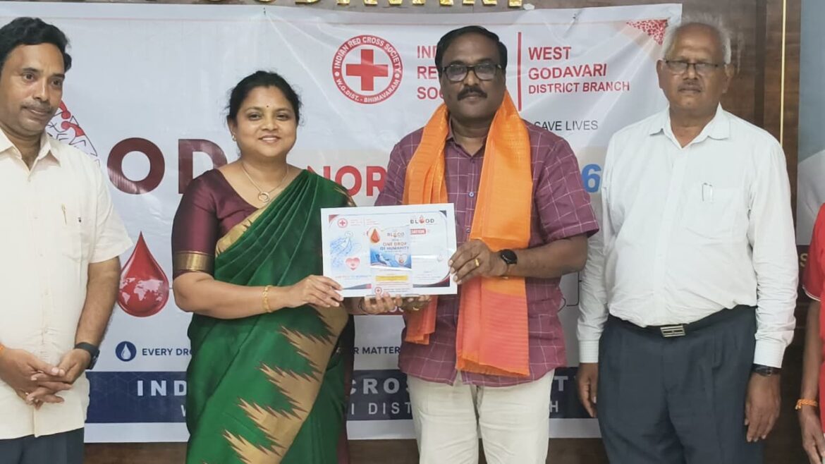 The Desk … Tadepalligudem : తాడేపల్లిగూడెం మున్సిపల్ కమిషనర్‌కు రెడ్ క్రాస్ అవార్డు