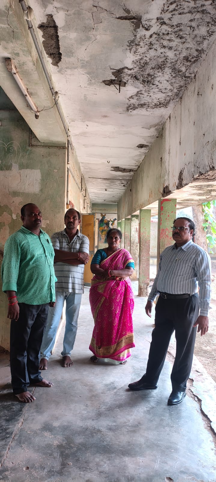 The Desk … Vunguturu : శిథిలావస్థలో కైకరం బాలుర హాస్టల్…తరలింపుకు ప్రతిపాదనలు