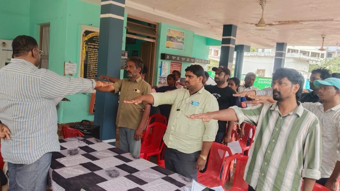 The Desk … Ravulapalem : ▪️స్వర్ణాంధ్ర – స్వచ్ఛ ఆంధ్ర▪️గ్రామపంచాయతీ స్పెషల్ ఆఫీసర్ ముక్తేశ్వరరావు అధ్యక్షతన..