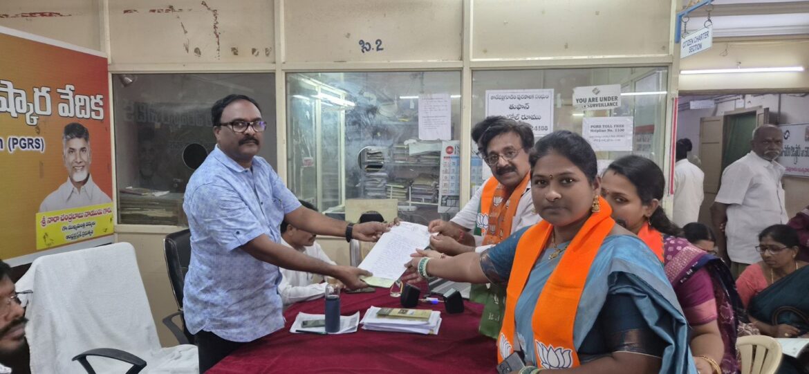 The Desk… Tadepalligudem : PGRSలో 59 అర్జీల స్వీకరణ..నిర్ణీత గడువులో పరిష్కారానికి కమిషనర్ యేసుబాబు హామీ