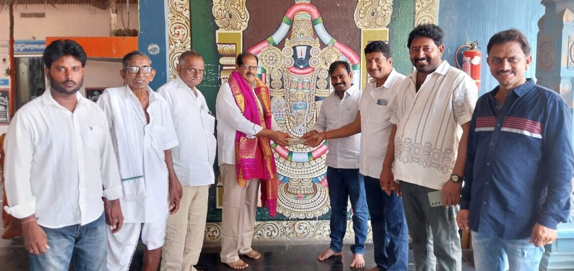 The Desk…Kallakuru : మాడవీధుల విస్తరణకు దాతల ఆర్థిక సహకారం..శ్రీ వేంకటేశ్వరస్వామి ఆలయ అభివృద్ధికి రూ.1,01,116/- విరాళం