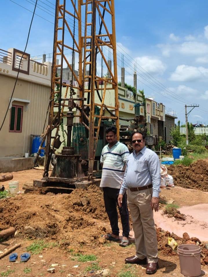 The Desk… Vunguturu : హౌసింగ్ కాలనీలో కొత్త మంచినీటి బోరు పనుల పరిశీలన