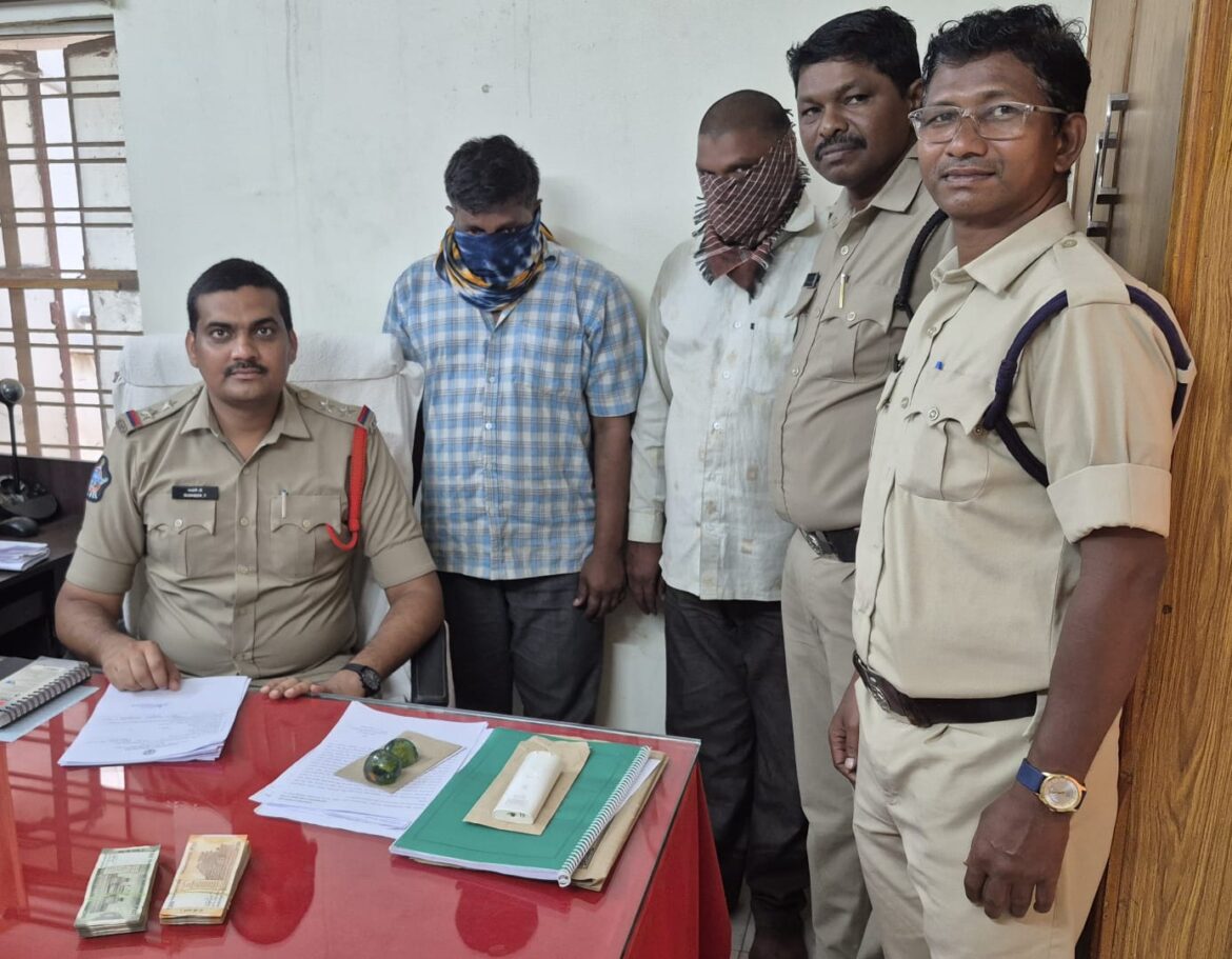 The Desk…Dwarakathirumala : భక్తుడి నగదు చోరీ కేసు ఛేదన.. ఇద్దరు నిందితుల అరెస్ట్.. రూ.80 వేల నగదు, ఆటో స్వాధీనం