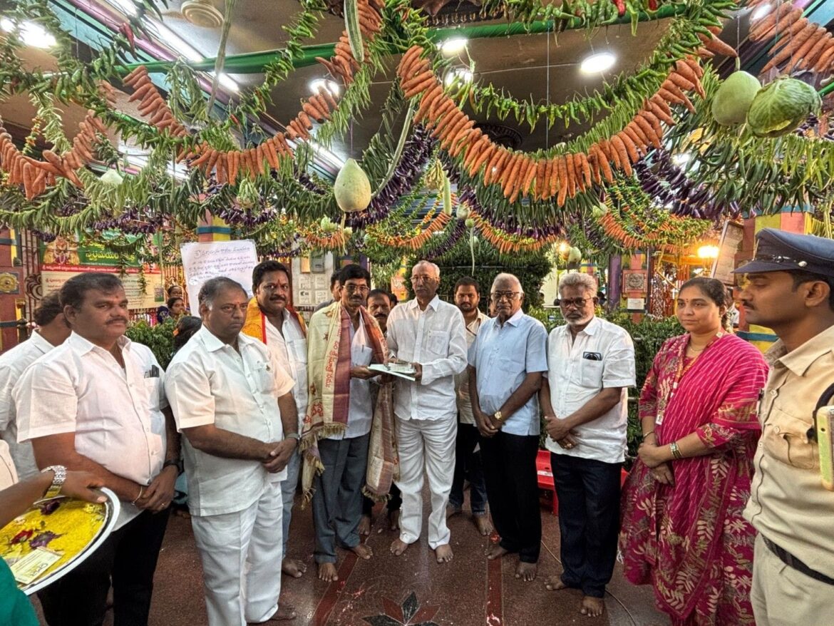 The Desk … Bhimavaram : మావుళ్లమ్మ స్వర్ణ వస్త్ర ప్రాజెక్టుకు రూ.2.01 లక్షల విరాళం
