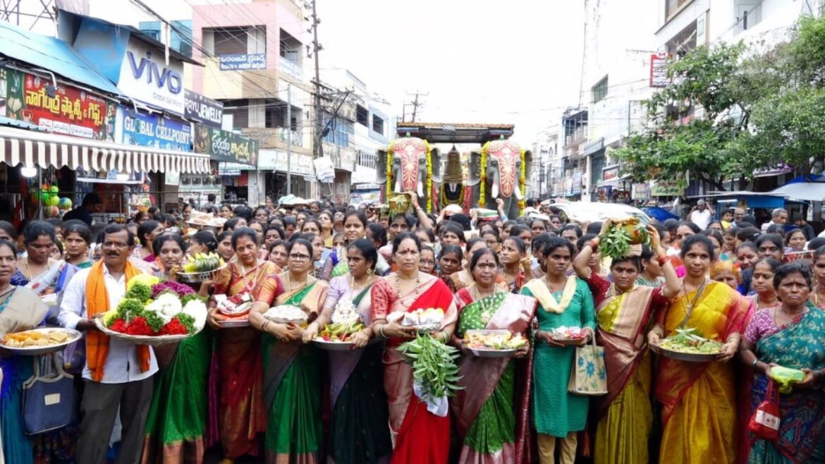 The Desk … Bhimavaram : భక్తిశ్రద్ధలతో మావుళ్లమ్మకు సారె సమర్పణ.. 2 వేల మంది మహిళలతో మావుళ్లమ్మ సారె ఉత్సవం