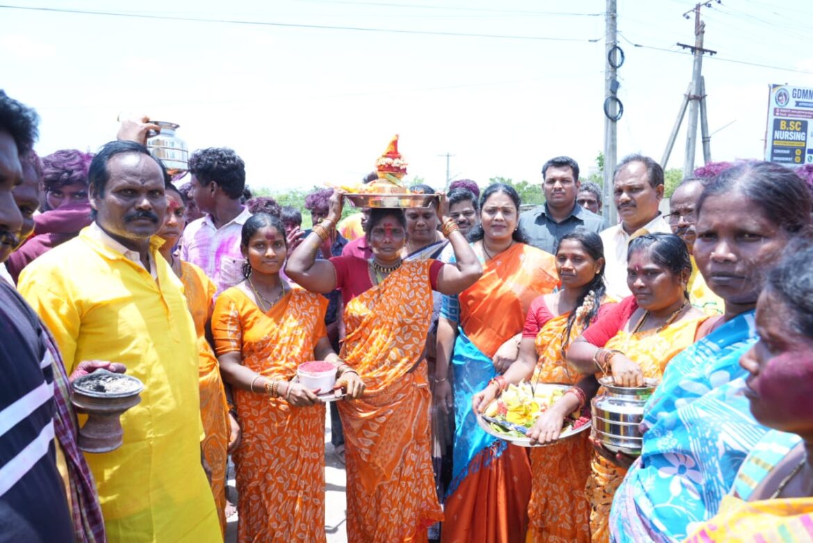 The Desk… Nandigama : గంగమ్మ జాతరలో ఎమ్మెల్యే సౌమ్య.. ఆషాఢ సారె సమర్పణ