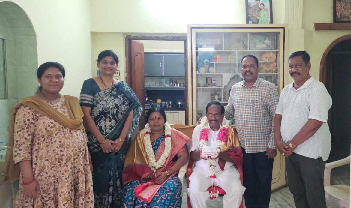 The Desk … Proddutur : విశ్రాంత ఉద్యోగి ఇంటివద్దకే వెళ్లి సన్మానించిన కమిషనర్.. 40 ఏళ్ల సేవకు ప్రత్యేక గౌరవం