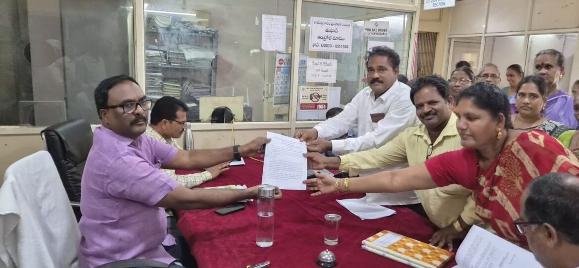 The Desk … Tadepalligudem : ఫిర్యాదుల పరిష్కారమే లక్ష్యం.. పీజీఆర్ఎస్‌లో ప్రజల వినతులు స్వీకరించిన కమిషనర్