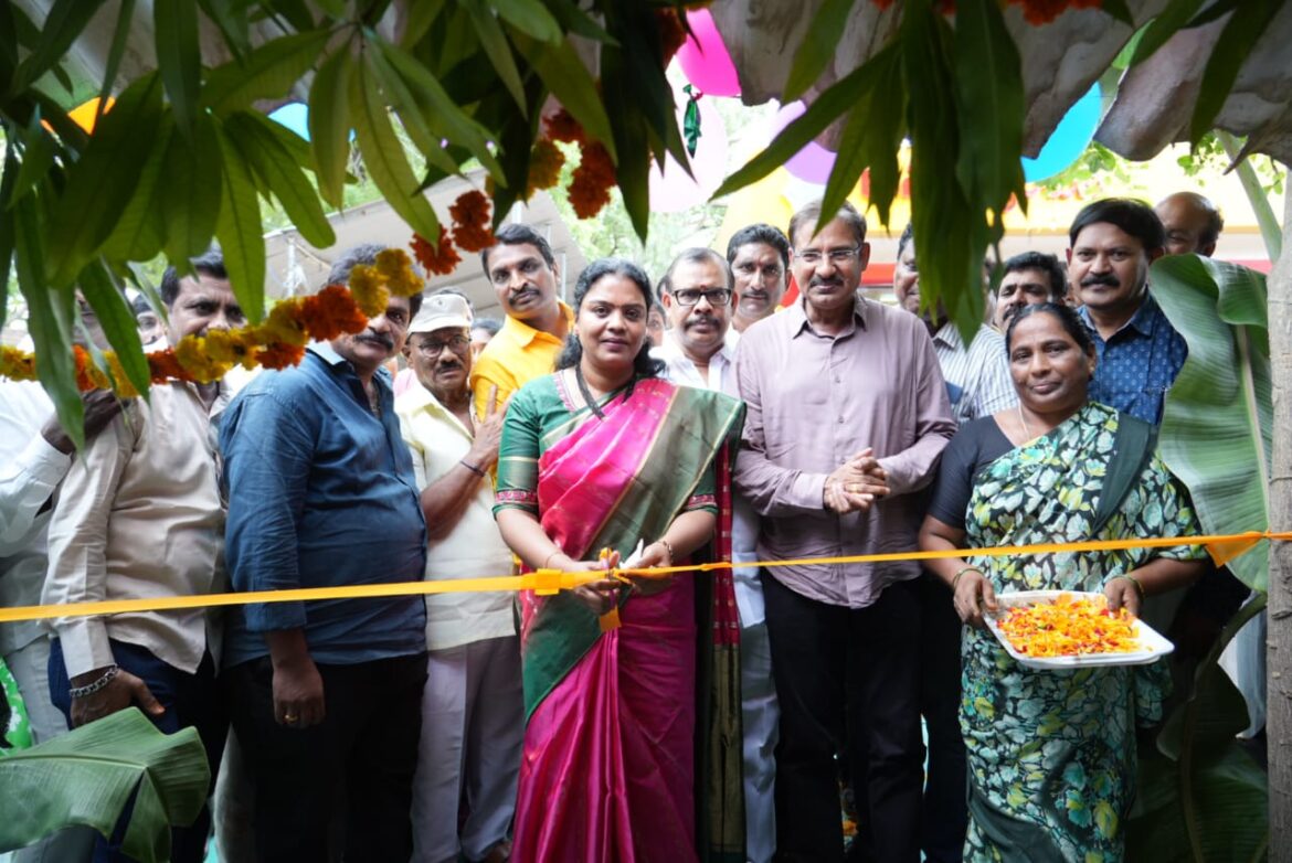 The Desk … Nandigama : తక్కువ ధరకే నాణ్యమైన బియ్యం.. రైతు బజార్‌లో రైస్ షాప్ ప్రారంభించిన ఎమ్మెల్యే సౌమ్య