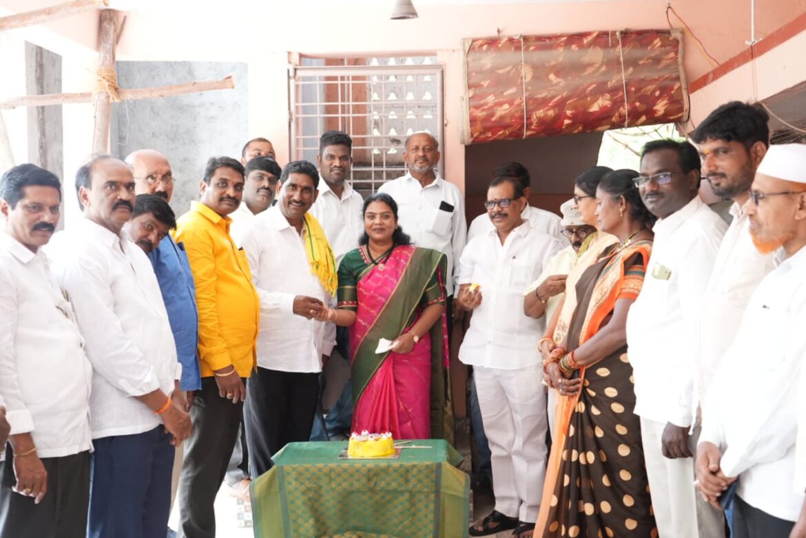 The Desk … Nandigama : ఎంపీ కేశినేని జన్మదిన వేడుకల్లో ఎమ్మెల్యే సౌమ్య.. కూటమి నేతలతో కలిసి కేక్ కటింగ్